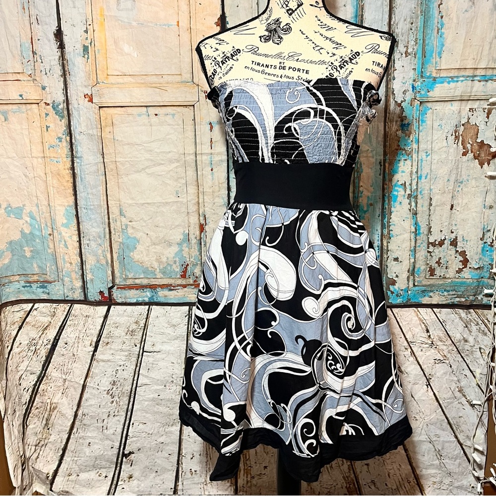 ⭐️3 for $11 ⭐️ 5 for $15⭐️Strapless dress from She's Cool